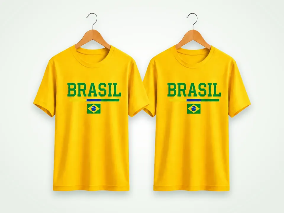 Duas camisetas amarelas com BRASIL escrito em verde